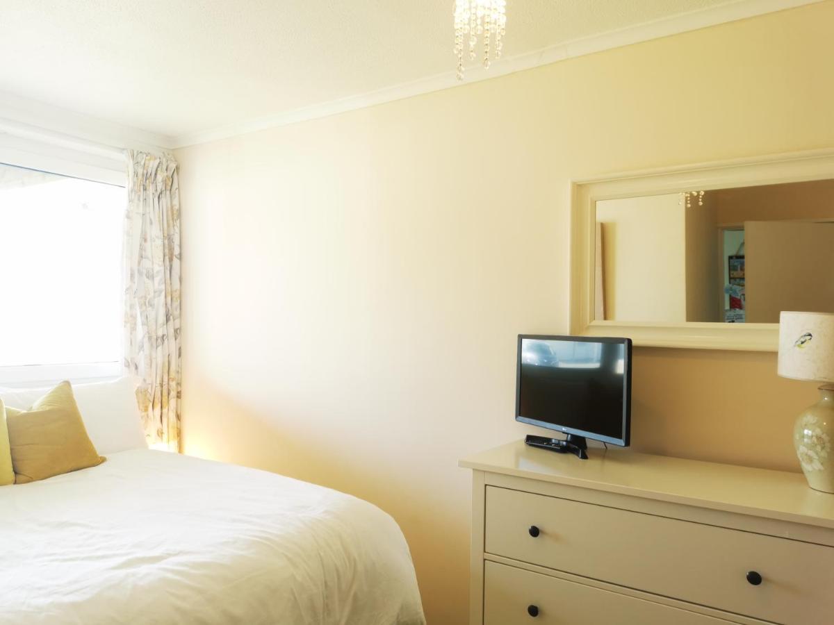 Sea View 3 Bedroom Seaside Property 치체스터 외부 사진
